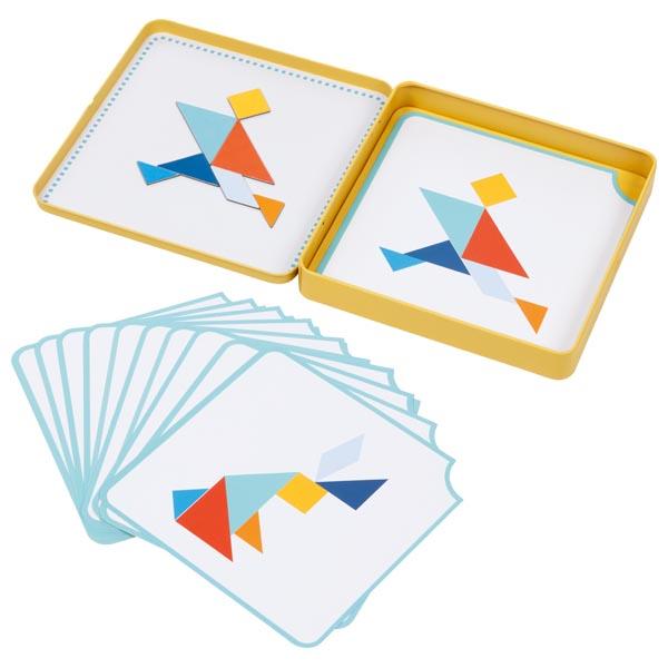 Bei dem vorliegenden, als "Artikel 56654 – Tangram, magnetisch" bezeichneten Warenmuster handelt es sich um Spielzeug in Form einer Warenzusammenstellung, bestehend aus
- einem Puzzle aus anderen Stoffen als aus Holz
-- mit insgesamt sieben Teilen aus Pappe auf einer Unterlage aus magnetisierter Kunststofffolie in
   unterschiedlichen geometrischen Formen und Farben ( vier Dreiecke, ein Quadrat und ein
   Parallelogramm darstellend)
-- mimimale Kantenlänge ca. 2,7 cm, maximale Kantenlänge ca. 5,7 cm  
-- ohne Hinweis auf Fertigung in Handarbeit
-- dient der spielerischen Unterhaltung von Kindern und Erwachsenen
- 15 farbig bedruckten, ca. 15 x 15 cm großen Pappkarten als Vorlagen zum Legen von Puzzles
- einer Metallkiste mit Klappdeckel, der innenseitig erkennbar als Auflagefläche für das zu
  gestaltende Puzzle gestaltet und bestimmt ist
-- auf der Außenseite des Deckels mit einem Logo und der Aufschrift Tangram beschriftet. 

Das Puzzle ist in der Dose verpackt und gemeinsam mit dieser in einem klarsichtigen Beutel aus Kunststofffolien für den Einzelverkauf aufgemacht. Die Ware dient der spielerischen Unterhaltung von Kindern.

Auf Grund der Bedeutung in Bezug auf die Verwendung bestimmt das Puzzle den Charakter der Warenzusammenstellung.

Die Ware ist zolltarifrechtlich als "Puzzle, nicht aus Holz" einzureihen.