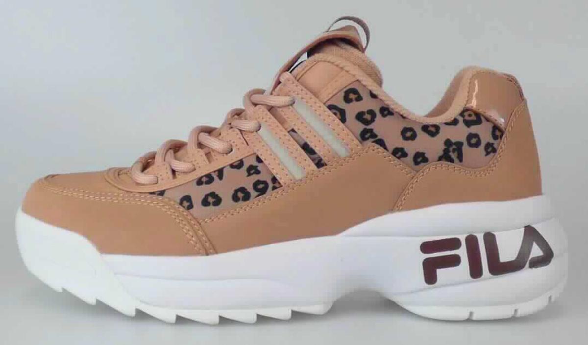 Halbschuhe (lt. Antrag: "Straßenschuhe, unisex", Größe 37, Foto siehe Anlage) 
- mit Laufsohlen aus (lt. Antrag) Kunststoff, 
- mit Oberteil (geschlossenes Blatt) aus Kunststoff (Spinnstoff mit einer mit bloßem Auge wahrnehmbaren 
  Außenschicht aus Kunststoff; den größten Teil der Außenfläche bildend) und Spinnstoff,
- auf das Oberteil sind Verstärkungsteile aus Kunststoff und Spinnstoff aufgesetzt,
- mit Schnürsenkelverschluss,
- nicht den Knöchel bedeckend, 
- ohne Metallschutz in der Vorderkappe, 
- mit einer Länge der Innensohle von ca. 27,7 cm,
- nicht als Männer- oder Frauenschuhe erkennbar.

"Schuhe, andere als in der Position 6401 genannte, mit Laufsohlen und Oberteil aus Kunststoff, 
 andere als in den Unterpositionen 6402 1210 bis 6402 9991 genannte, nicht als Männer- oder Frauenschuhe 
 erkennbar"