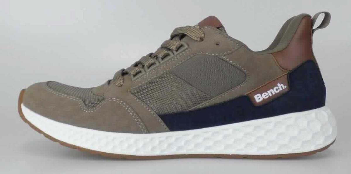 Halbschuhe (lt. Antrag: "Straßenschuhe, unisex", Größe 42, Foto siehe Anlage) 
- mit Laufsohlen aus (lt. Antrag) Kunststoff, 
- mit Oberteil (geschlossenes Blatt) aus Kunststoff (Spinnstoff mit einer mit bloßem Auge wahrnehmbaren 
  Außenschicht aus Kunststoff; den größten Teil der Außenfläche bildend) und Spinnstoff,
- auf das Oberteil sind Verstärkungsteile aus Kunststoff und Spinnstoff aufgesetzt,
- mit Schnürsenkelverschluss,
- nicht den Knöchel bedeckend, 
- ohne Metallschutz in der Vorderkappe, 
- mit einer Länge der Innensohle von ca. 27,5 cm,
- nicht als Männer- oder Frauenschuhe erkennbar.

"Schuhe, andere als in der Position 6401 genannte, mit Laufsohlen und Oberteil aus Kunststoff, 
 andere als in den Unterpositionen 6402 1210 bis 6402 9991 genannte, nicht als Männer- oder Frauenschuhe 
 erkennbar"