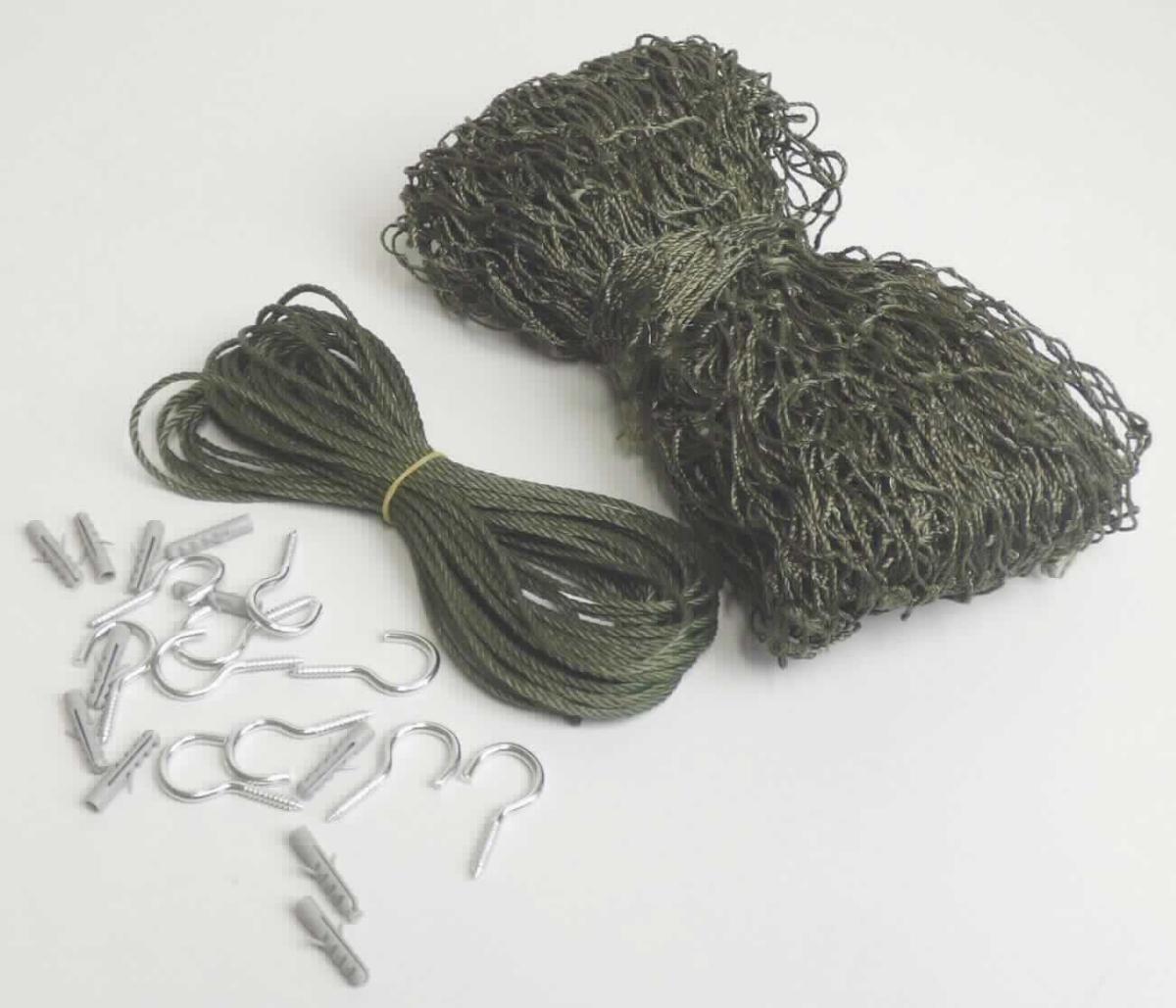 Konfektioniertes Netz, sog. Katzenschutznetz oliv drahtverstärkt, Foto siehe Anlage, 
- mit Montagematerial (einem Spannseil, Haken und Dübeln) in einem bedruckten Pappkarton verpackt, 
- laut Antrag in den Abmessungen von 2 m x 1,5 m, 
- aus gezwirnten, mit einem Metalldraht verstärkten Garnen (Bindfäden im Sinne der Position 5607) aus laut Antrag 
  Polyethylen (synthetische Chemiefasern), somit keine Ware der Unterposition 5608 1919,
- mit offenen, abgeknoteten (nicht verschiebbaren) Zellen (Maschenweite ca. 3 cm x 3 cm), 
- an den Ecken mit angeknoteten, kontrastfarbenen Garnen aus Spinnstoffen (somit konfektioniert).

"Konfektioniertes Netz, aus synthetischen Spinnstoffen, kein Fischernetz, aus Polyethylen"