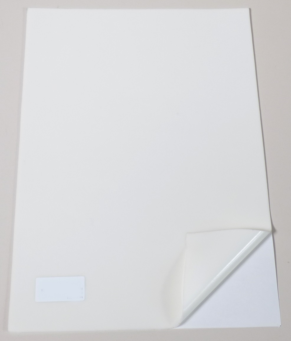 Angaben des Antragstellers:
Acrylat-Klebefolie ohne Trägermaterial und mit einer Dicke von 800 µm

Feststellungen an einem Warenmuster:
Bogen aus einem weißen, elastischen, klebendem Acrylat. Die Folie ist mit Schutzfolien versehen ist jedoch nicht mit einem Trägermaterial versehen. Die Folie besteht vollständig aus einem Material (Acrylat).

Befund:
Es handelt sich um einen Klebstoff auf der Grundlage von Polymeren.