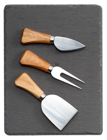 Angaben:
Käse-Servier-Set, 4-tlg.; Set bestehend aus einer Schieferplatte mit gefasten Kanten und abgerundeten Ecken (Größe: ca. 24 x 18 cm; Gewicht: 0,610 kg; Farbe: schwarz), einer Käsegabel (Maße: Länge 125 mm, Breite 30 mm), einem Spaten (Maße: Länge 120 mm, Breite 47 mm) und einem Käsemesser (Maße: Länge 120 mm, Breite 30 mm); in Einzelverpackung.

Befund:
Ware aus Tonschiefer oder aus Pressschiefer.
Warenzusammenstellung, bei der im Hinblick auf den Wert und den Umfang das Schieferbrett als charakterbestimmend angesehen wird.