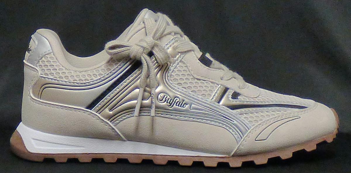 Halbschuhe, Größe 37, Foto siehe Anlage,
- mit Laufsohlen aus laut Antrag Kunststoff,
- mit Oberteil aus Spinnstoff (den größten Teil der Außenfläche bildend; somit keine Ware der
  Position 6402) und Kunststoff (Spinnstoff mit einer mit bloßem Auge wahrnehmbaren Außen-
  schicht aus Kunststoff),
- auf das Oberteil sind Verstärkungsteile aus Kunststoff aufgesetzt,
- mit Schnürsenkelverschluss, teilweise mit Ösen aus unedlem Metall und Schlaufen aus 
  gewebten Bändern aus Spinnstoff,
- seitlich, auf der Lasche, an den Ösen und der Hülsen der Schnürsenkel sowie im Bereich der 
  Ferse mit Firmenlogos.

"Schuhe mit Laufsohlen aus Kunststoff und Oberteil aus Spinnstoffen, andere als in den Unter-
 positionen (KN) 6404 1100 bis 6404 1910 genannte"