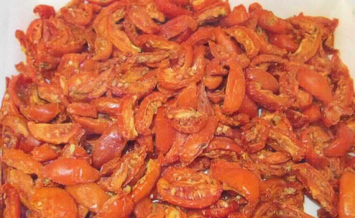 Tomatensegmente, gefroren

Ein Warenmuster wurde nicht vorgelegt.
Nach den Angaben zum Erzeugnis (Bilder, Produktspezifikation) handelt es sich hierbei um in Segmente (Länge bis ca. 4,5 cm) geschnittene, angetrocknete und einzeln gefrostete, rote Tomaten, die in verschieden großen Polybeuteln (Gewicht: 8 kg oder 10 kg) und jeweils zusätzlich in Kartons verpackt werden. Außerdem wurden auch Angaben zur Herstellung (siehe Feld 8) und zum Herkunftsland (Türkei) gemacht.

Gemüse, gefrorene Tomatensegmente.