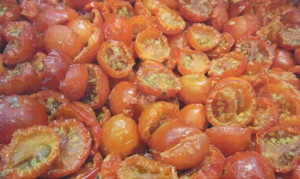 Cherry-Tomatenhälften, gefroren

Ein Warenmuster wurde nicht vorgelegt.
Nach den Angaben zum Erzeugnis (Bilder, Produktspezifikation) handelt es sich hierbei um in Hälften geschnittene, angetrocknete und einzeln gefrostete, kleine (Durchmesser ca. 2 - 3 cm), orange-rote Tomaten, die in einem Polybeutel (10 kg) und zusätzlich in einem Karton verpackt werden. Außerdem wurden auch Angaben zur Herstellung (siehe Feld 8) und zum Herkunftsland (Türkei) gemacht.

Gemüse, gefrorene Tomatenhälften.