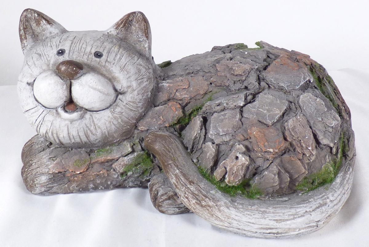 Angaben:
Dekorationsartikel; Magnesia-Katze liegend, leicht bemoost, 29,5 cm.

Warenbeschaffenheit:
Ziergegenstand in Form einer liegenden Katze (Abmessungen: ca. 30 x 19 x 16 cm) aus mineralischem, zementartigem Material mit losen Fasern durchzogen.

Befund:
Waren aus Asbestzement, Cellulosezement oder dergleichen, keinen Asbest enthaltend.