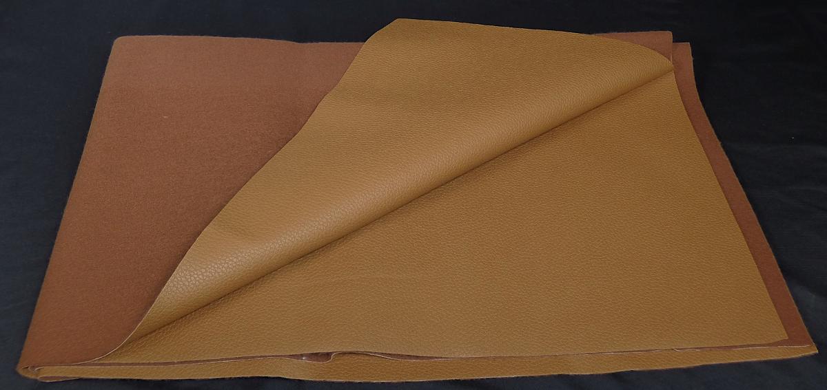 Textillaminat, Foto siehe Anlage,
- als Meterware, mit einer Breite von laut Antrag 141 cm,
- laut Untersuchungsergebnis:
-- aus drei mit ihrer ganzen Fläche aufeinander liegenden und so miteinander durch Kleben
   verbundenen Lagen:
--- mit einer Oberlage (Schauseite):
---- aus einem geprägten und mit Farbe bedruckten Kettengewirke,
---- aus synthetischen Chemiefasern (laut Antrag Polyester),
---- kein Samt, Plüsch, Schlingengewirke oder Schlingengestricke,
---- keine Elastomergarne oder Kautschukfäden enthaltend,
--- mit einer Zwischenlage:
---- aus einem gerauten Kuliergewirke,
---- aus synthetischen Chemiefasern,
---- keine Elastomergarne oder Kautschukfäden enthaltend,
--- mit einer Unterlage:
---- aus einem gerauten Kuliergewirke,
---- aus synthetischen Chemiefasern,
---- keine Elastomergarne oder Kautschukfäden enthaltend,
- das die Schauseite bildende Kettengewirke verleiht der Ware insbesondere im Hinblick auf die
  Verwendung ihren wesentlichen Charakter.

"Kettengewirke, anderes als solche der Positionen 6001 bis 6004, aus synthetischen Chemiefasern,
 andere als in der Unterposition (HS) 6005 35 genannte, bedruckt"