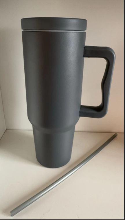 Bei der einzureihenden Ware handelt es sich bei dem sog. "Thermobecher, 15042/15043" um eine Warenzusammenstellung in Aufmachung für den Einzelverkauf  bestehend aus:

- einem Trinkbecher, bestehend aus einem annähernd zylindrischen, doppelwandigen Behältnis aus Edelstahl. Der Becher  besitzt einen luftverdünnten Raum (Vakuum) zwischen den Metallwänden und  einen Deckel aus Polypropylen mit einer Silikondichtung und Stopfen.
- einem biegsamen Strohalm aus Polyethylen

Der Charakter der verpackten Warenzusammenstellung wird im Hinblick auf die Bedeutung in Bezug auf die Verwendung sowie den Umfang durch den Trinkbecher bestimmt.
Der Becher dient zum Bereithalten, Kühlen sowie Warmhalten von Getränken.

Die Ware ist als "Vakuum-Isolierbehälter" einzureihen.