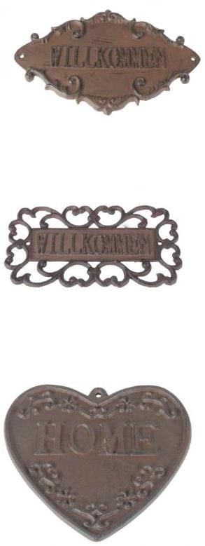 Es handelt sich um verschiedene flache Schilder aus Gusseisen, mit erhabenen Schriftzügen und erhabenen dekorativen Ornamenten in unterschiedlichen Formen.
Im Einzelnen handelt es sich um die Gusseisen-Schilder
- „WILLKOMMEN“, in Form einer Raute, braun-antik: 17 × 26 × 0,5 cm (H × B× T)
- „WILLKOMMEN“, in Form eines Rechtecks, braun-antik: 11,5 × 22 × 0,5 cm (H × B× T)
- „HOME“, in Form eines Herzens, braun-antik: 16 × 16,5 × 0,5 cm (H × B× T).
Die Schriftzüge „Willkommen“ und „Home“ gehen über die gesamte Breite der Schilder. Außerdem weisen alle Schilder spezifische Lochungen auf, welche eine dauerhafte Anbringung z. B. an einer Wand ermöglichen.
- Angaben laut Antragstellerin -

Durch die erhabenen Schriftzüge und die spezifischen Lochungen ist es möglich, über diese Schilder dauerhaft an einer bestimmten Stelle eine Information zu vermitteln.
Eine Einreihung als Ziergegenstand der Position 8306 kommt aufgrund des eigenen Gebrauchswertes als Schild nicht in Betracht.

Abbildung siehe Anlage.
Derartige Erzeugnisse gehören als „Hinweisschilder und ähnliche Schilder, aus unedlen Metallen“ zur Codenummer 8310 0000 00 0 des Zolltarifs.