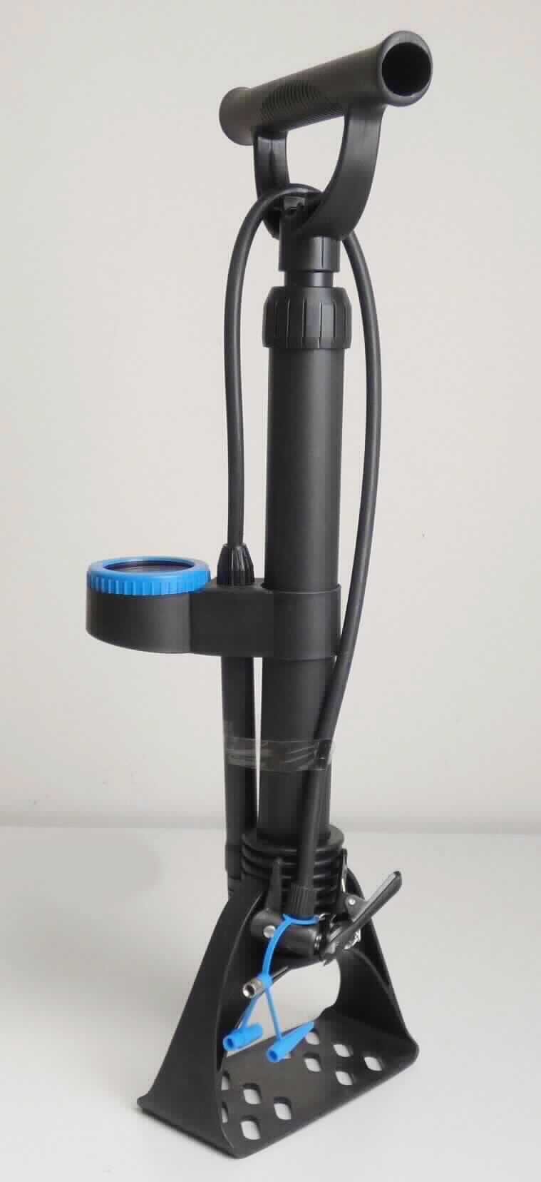 Fahrradpumpe, Art.Nr.: 8201400257,
- in Form einer Kolbenpumpe mit einer im Zylinder geführten Kolbenstange, Standfuß, Handgriff, 
  Schlauchanschluss mit Luftauslass sowie angebautem Manometer (Abbildung siehe Anlage),
- zum Aufpumpen von Fahrradreifen,
- in einer gemeinsamen Verkaufsumschließung mit drei verschiedenen Aufsätzen.
Die Fahrradpumpe bestimmt den Charakter des Ganzen.

"Handbetriebene Luftpumpe, Handpumpe für Fahrräder (Kombination aus Handpumpe -kennzeichnende Haupttätigkeit- und Manometer, in Warenzusammenstellung in Aufmachung für den Einzelverkauf mit nicht charakterbestimmenden Aufsätzen) - Fahrradpumpe"