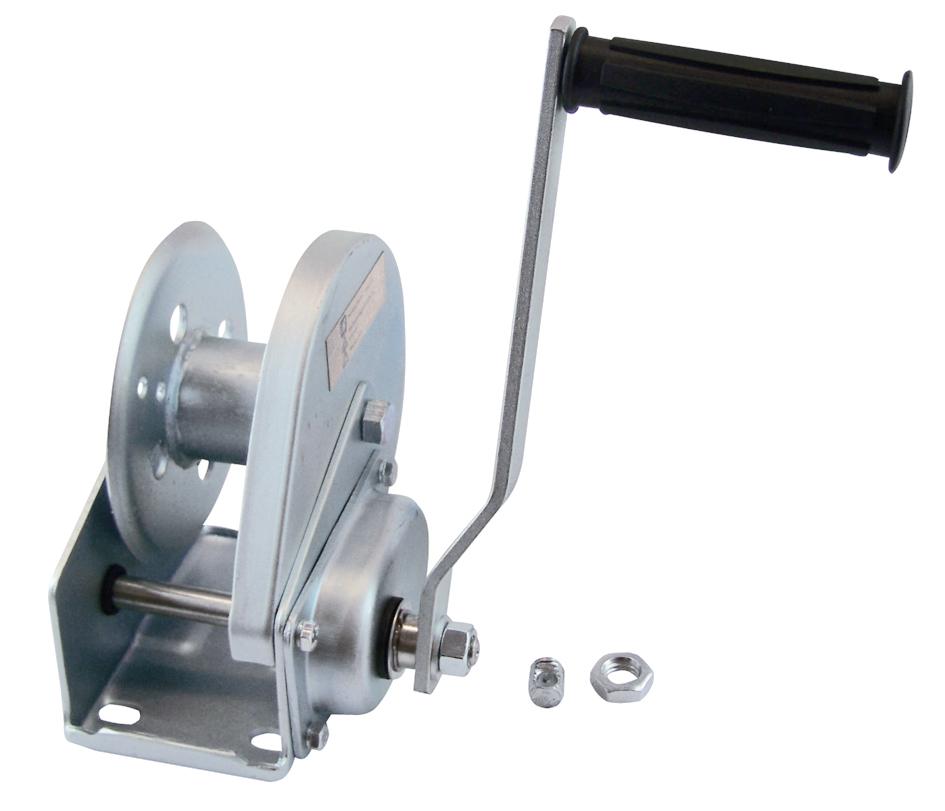 Handwinde mit integrierter Lastdruckbremse (Abbildung siehe Anlage)
- im Wesentlichen bestehend aus
  einem Windengehäuse aus unedlem Metall mit liegend angeordneter Wickeltrommel,
  Wellen, Handkurbel, Übersetzungsgetriebe mit Gehäuse, Antriebsrad, Hülse und Brems-
  rad, noch nicht zusammengesetzt,
- mit einer Zugkraft von 600 daN (Dekanewton),
- zum handbetätigten Versetzen, Heben, Senken und Ziehen von Lasten in den Bereichen
  Arbeit, Freizeit oder Hobby,
- in einer gemeinsamen Verkaufsumschließung mit Montagematerial 
  und einer Bedienungsanleitung (Beipack).
Die Handwinde mit integrierter Lastdruckbremse bestimmt den Charakter des Ganzen.

"Zugwinde, ohne Elektromotor, noch nicht zusammengesetzt (Warenzusammenstellung in
  Aufmachung für den Einzelverkauf aus einer Handwinde - charakterbestimmend - und Bei-
  pack) - Handwinde mit integrierter Lastdruckbremse"