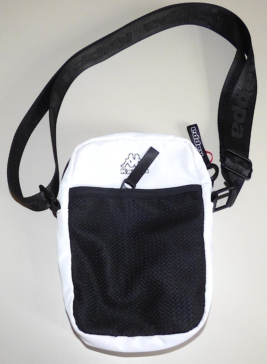 Handtasche, sog. Kappa New Messenger bag, 24873A, Foto siehe Anlage,
- aus verschiedenen Flächenerzeugnissen aus Spinnstoffen, die die Außenseite der Tasche bilden,
- - flächenmäßig überwiegend aus Geweben (charakterbestimmend),
- - an der Vorderseite mit einem Aufsatz aus Netzstoff (Kettengewirke mit offenen, nicht verschieb-
    baren Zellen),
- mit einem längenverstellbaren Schultertragegurt,
- an der Vorderseite mit einem aufgesetzten Reißverschlussfach,
- das Hauptfach ist mit einem entlang des oberen Randes bis zu den Seiten verlaufenden
  Reißverschluss versehen,
- - gefüttert; innen mit einem offenen Einsteckfach ausgestattet,
- mit den Abmessungen: ca. 15 cm (Breite) x 21 cm (Höhe) x 5 cm (Tiefe),
- laut Antrag nicht handgearbeitet,
- Handtasche, da aufgrund der Größe und des Gesamteindrucks in erster Linie dazu geeignet,
  kleinere, persönliche Gegenstände aufzunehmen.

"Handtasche, mit Außenseite aus Spinnstoffen, nicht handgearbeitet"