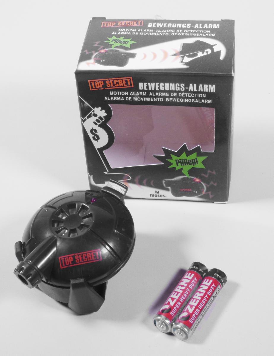 Top Secret Bewegungs-Alarm (Abbildung siehe Anlage),
- mit einer Signalauslösevorrichtung in Form eines PIR-Bewegungsmelders und
  einer Signalvorrichtung mit akustischem Alarm, in einem Gehäuse mit Bedientaste,
  abnehmbarem Befestigungsclip und Batteriefach,
- nicht von der für Gebäude verwendeten Art,
- zum Geben eines akustischen Alarms nach Detektion durch den Bewegungsmelder,
- zusammen mit Beipack (zwei Batterien) in einer gemeinsamen Verkaufsumschließung.

Das Alarmgerät bestimmt den Charakter des Ganzen.

"Elektrisches Hörsignalgerät, nicht von den Positionen 8512 oder 8530 erfasst,
 Einbruchs- oder Diebstahlalarmgerät, nicht von der für Gebäude verwendeten Art,
 in Warenzusammenstellung in Aufmachung für den Einzelverkauf mit nicht
 charakterbestimmendem Beipack"