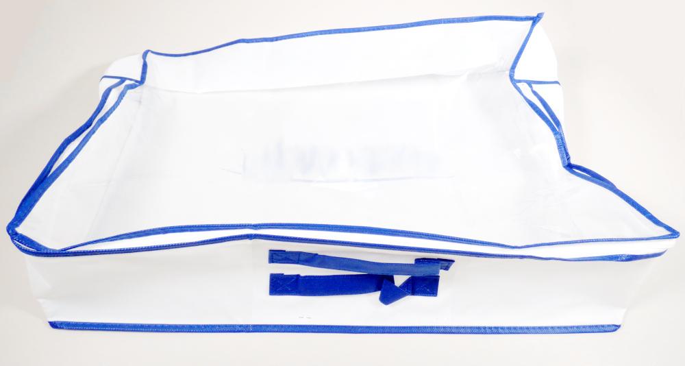 Beutel zu Verpackungszwecken, sog. Verkaufs-, Aufbewahrungs- bzw. Transporthülle für Bettwaren,
Foto siehe Anlage,
- annähernd quaderförmig, in den Abmessungen (L x H x T): ca. 58 cm x 40 cm x 15,5 cm,
- mit einer Rückseite und Schmalseiten aus Vliesstoffen aus augenscheinlich synthetischen Spinnstoffen,
- mit einer Vorderseite aus einer klarsichtigen Kunststofffolie (Meterware des Kapitels 39),
- mit Randeinfassungen aus kontrastfarbenen Vliesstoffen,
- mit einer über drei Seiten verlaufenden Öffnung mit Reißverschluss,
- auf der Oberseite mit zwei Tragegriffen aus Vliessstoffen ausgestattet,
- auf der Rückseite mit einem Aufdruck versehen,
- durch Zusammenfügen konfektioniert,
- stellt sich nicht als Behältnis der Position 4202 dar, da die Ware weder namentlich im Positionswortlaut
  genannt, noch einem der dort genannten Behältnisse ähnlich ist,
- insbesondere im Hinblick auf den Umfang bestimmt der Vliesstoff aus synthetischen Spinnstoffen
  gegenüber dem Kunststoff den Charakter der Ware.

"Beutel zu Verpackungszwecken, aus synthetischen Spinnstoffen, anderer als in den Unterpositionen
 6305 3211 bis 6305 3390 genannte, aus Vliesstoffen"