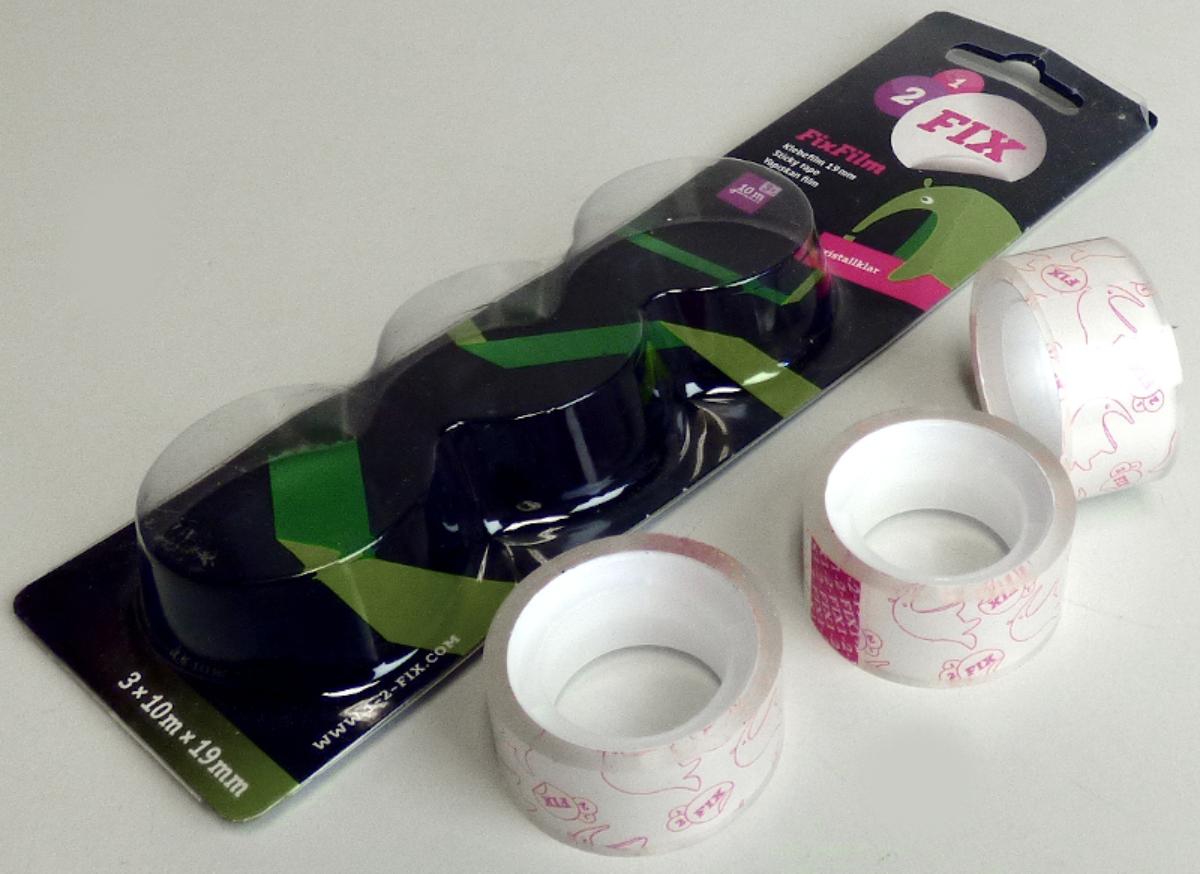 Angaben des Antragstellers:
Klebefilm (3 er Pack)

Feststellungen an einem Warenmuster:
Es wurden 3 transparente Klebebänder auf einer Kunststoffspule vorgelegt. Die Bänder sind in einer Verkaufsverpackung aufgemacht. Die Bänder haben eine Breite von ca. 1,9 cm. Die Trägerfolie besteht aus Polypropylen und der Kleber aus einem Acrylat.

Befund:
Es handelt sich um selbstklebende Bänder aus Kunststoff der Unterposition (KN) 3919 1080.
