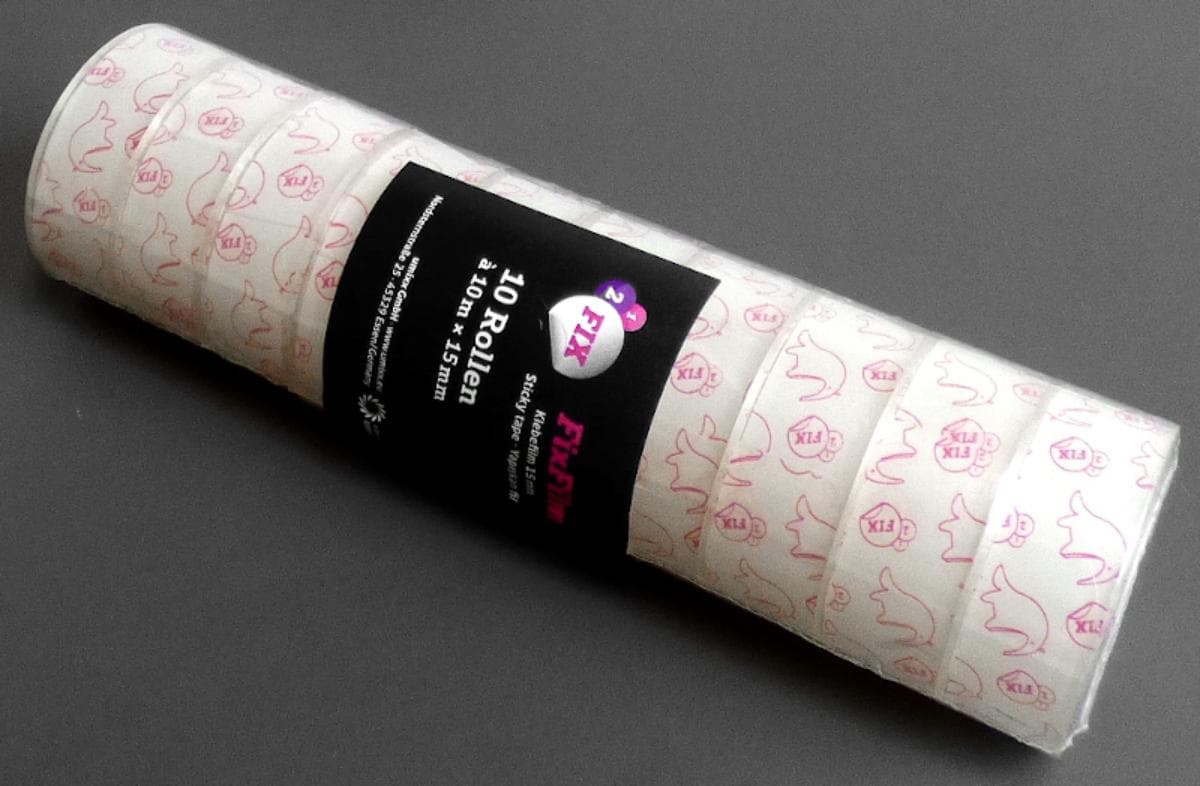 Angaben des Antragstellers:
Klebefilm (10 er Pack)

Feststellungen an einem Warenmuster:
Es wurden 10 transparente Klebebänder auf einer Kunststoffspule vorgelegt. Die Bänder sind in einer Verkaufsverpackung aufgemacht. Die Bänder haben eine Breite von ca. 1,5 cm. Die Trägerfolie besteht aus Polypropylen und der Kleber aus einem Acrylat.

Befund:
Es handelt sich um selbstklebende Bänder aus Kunststoff der Unterposition (KN) 3919 1080.