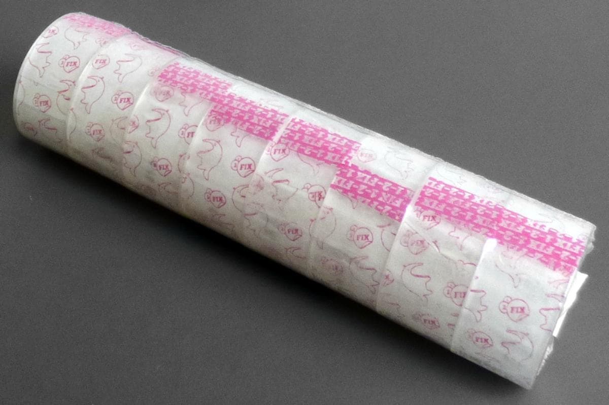Angaben des Antragstellers:
Klebefilm

Feststellungen an einem Warenmuster:
Es wurden acht Rollen eines transparenten, farblosen Klebebands mit einer Breite von ca. 19 mm und einer Länge von 10 m vorgelegt. Die Klebebänder sind auf Kunststoffrollen aufgerollt und für den Einzelverkauf aufgemacht. Die Bänder bestehen aus Polypropylen und sind mit einem Acrylatkleber auf einer Seite beschichtet.

Befund:
Es handelt sich um selbstklebende Bänder aus Kunststoff der Unterposition (KN) 3919 1080.