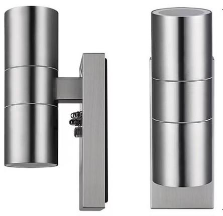Bei der sog. Wandleuchte Lilac Edelstahl Tag/Nacht-Sensor handelt es sich um eine spritzwassergeschützte (IP44) Wandleuchte mit einem annähernd zylindrischen Gehäuse und einer Wandhalterung aus Metall (Edelstahl) und Leuchtmittelabdeckungen aus transparentem Kunststoff. Das Erzeugnis ist mit einem Dämmerungssensor ausgestattet. Die Leuchte mit den Abmessungen Maße (L x B): 215 x 66 mm ist mit zwei GU10-Fassungen mit einer Leistungsaufnahme bis 35 W ausgerüstet. Daher ist sie für verschiedene Leuchtmittel geeignet. Die Leuchte strahlt nach oben und unten. Sie ist für die Verwendung als Wandleuchte im Außenbereich bestimmt.

Die Bestandteile aus Metall bestimmen wegen des Umfangs und der Bedeutung für die Verwendung als Stabilität gebendes Material den Charakter der Ware.

Hinweise auf eine Handfertigung liegen nicht vor.

Die Ware ist als "Beleuchtungskörper, anderweit weder genannt noch inbegriffen, elektrische Wandleuchte, ausgenommen solche von der für öffentliche Plätze oder Verkehrswege verwendeten Art, nicht ausschließlich zur Verwendung mit LED-Lichtquellen bestimmt, aus Metall, nicht handgearbeitet, nicht für zivile Luftfahrzeuge" einzureihen.