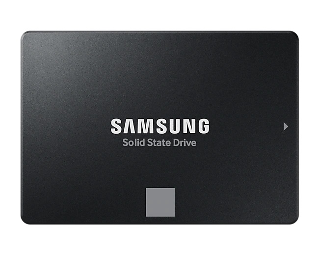 Speichereinheit, sog. Solid State Drive, im Wesentlichen bestehend aus einer der Kapazität von 1 TB entsprechenden Anzahl an Speicher-Chips, Controller sowie weiteren aktiven und passiven Bauelementen auf einer gedruckten Schaltung in einem 100 x 69,85 x 6,8 mm großen Einbaugehäuse mit SATA-Schnittstelle.
Das Erzeugnis ist von der hauptsächlich in automatischen Datenverarbeitungssystemen verwendeten Art, an die Zentraleinheit anschließbar und in der Lage, Daten in einer vom System verwendbaren Form zu empfangen und zu liefern.

Die Ware wird als "Speichereinheit für automatische Datenverarbeitungsmaschinen, andere als von den Unterpositionen (KN) 8471 7020 bis 8471 7080 erfasst" eingereiht.