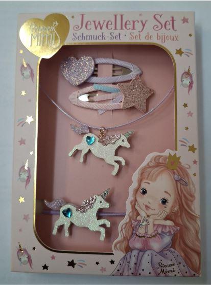 Es handelt sich um eine Warenzusammenstellung in Aufmachung für den Einzelverkauf in Form eines Schmucksets für Kinder bestehend aus:

-  2 Haarspangen aus Metall, umwickelt mit Kunststoff und mit einem Herz bzw. einem Stern aus Polyester verziert.
-  1 Halskette aus einer Kordel mit einem Einhorn-Anhänger aus Polyester und
-  1 Haargummi bzw. Armband (2 in 1) ebenfalls mit einem Einhorn-Anhänger aus Polyester verziert.

Alle Waren sind in einem Geschenkkarton verpackt. Sie werden gemeinsam als "Schmuck" bei kleinen Kindern verwendet.

Bei den aus zwei verschiedenen Stoffen bestehenden Haarspangen bestimmt das Metall den Charakter im Hinblick auf die Funktionsfähigkeit. Die Haarspangen bestimmen den Charakter der Warenzusammenstellung auf Grund der Menge und des Wertes.

Die Warenzusammenstellung wird als "Haarspange aus Metall" eingereiht.