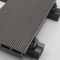 Angaben:
WPC Terrassendielen Komplettset (inkl. Unterkonstruktion); Material: 30 % Polyethylen (HDPE), 
60 % Holzfasern, 10 % Füllstoffe; Paket enthält WPC-Dielen, WPC-Unterkonstruktionen, Schrauben, Dübel für die Befestigung der Unterkonstruktion, Kunststoff-Abstandsclips, Edelstahlclips

Es wurde kein Warenmuster vorgelegt. Anhand einer eingereichten Fotographie stellt sich die Ware als Hohlkammerprofil mit geriffelter Oberfläche dar.

Befund:
Bodenbeläge aus Kunststoffen, auch selbstklebend, in Rollen oder in Form von Fliesen oder Platten, aus anderen Kunststoffen, andere