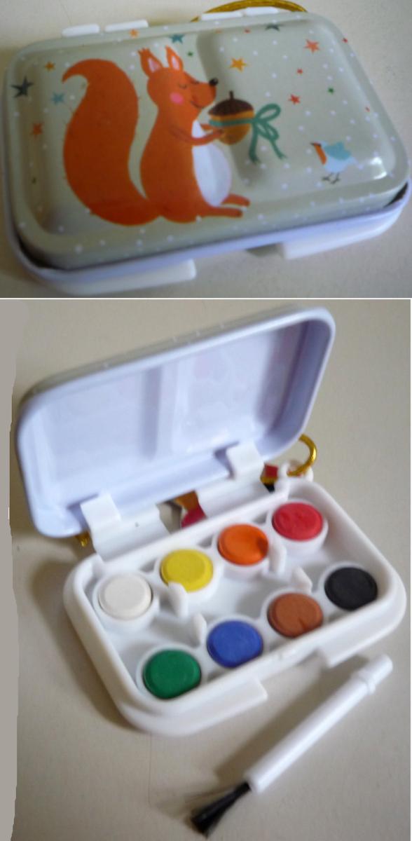Angaben:
Malkasten; bestehend aus acht Farben und einem Pinsel.

Warenbeschreibung:
Miniaturwasserfarbenset, bestehend aus acht runden Farbtäfelchen (grün, blau, orange, braun, rot, gelb, weiß, schwarz) und einem Pinsel, eingebettet in ein passgenaues Kunststoffbehältnis mit Metalldeckel, versehen mit einem Etikettanhänger.

Befund:
Farben zur Unterhaltung, in Täfelchen, Tuben, Töpfchen, Fläschchen, Näpfchen oder ähnlichen Aufmachungen, in Zusammenstellungen.