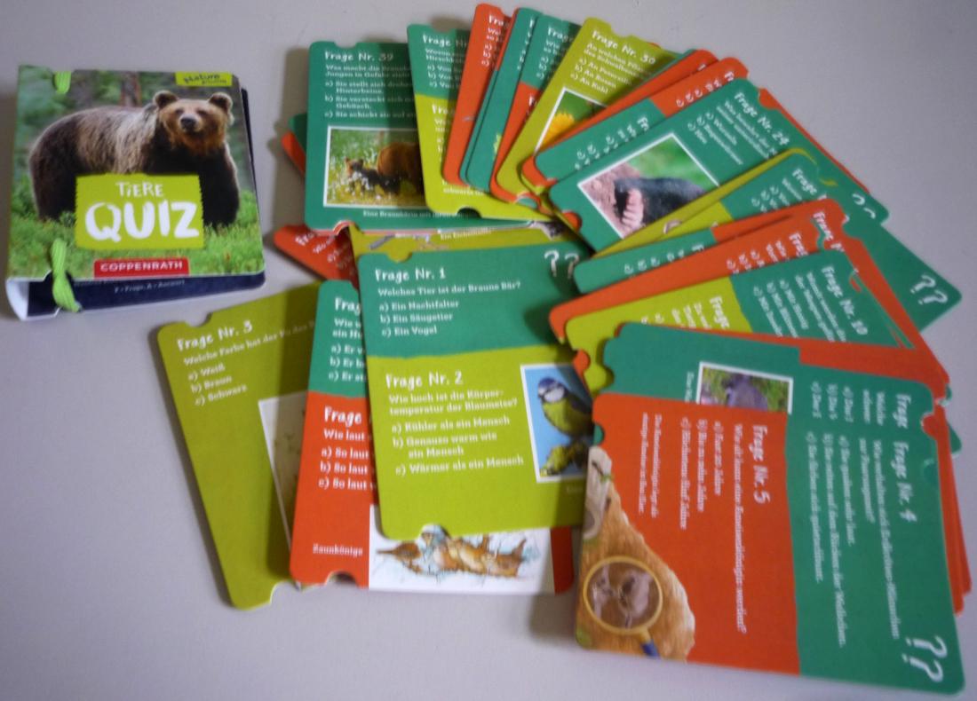Es handelt sich um Quizkarten mit 50 Fragen und Antworten rund um das Thema "Tiere" (Artikel 63058). Die Ware besteht aus 33 mit Text und Abbildungen farbig bedruckten Karten aus Pappe mit abgerundeten Ecken und Einkerbungen an den Schmalseiten (Abmessungen: etwa 8,5 x 11 cm). Die Karten werden mit Hilfe eines Gummibands in einem mit Abbildungen, Impressum und Produktangaben bedruckten Einband aus Kartonpapier eingespannt und somit verpackt. Jede Karte ist auf der Vorderseite mit einer oder zwei Fragen und jeweils drei Antwortmöglichkeiten bedruckt. Die Rückseite enthält jeweils die richtige Antwort mit weiteren Informationen. Die Karten dienen der Wissenvermittlung. Eine Spieleanleitung mit Angaben zur Ermittlung eines Gewinners ist nicht vorhanden (kein Gesellschaftsspiel der Position 9504). Mehrere dieser Waren werden in einem Thekendisplay (nicht Gegenstand dieser vZTA) zum Verkauf angeboten.

Abbildung siehe Anlage.

Derartige Waren gehören als "durch Text charakterisierte, zum Lesen bestimmte Druckerzeugnisse in losen Bogen oder Blättern" zur Codenummer 4901 10 00 00 9 des Zolltarifs.