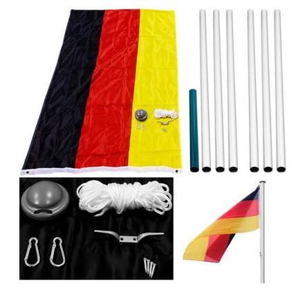Es handelt sich um Warenzusammenstellungen, bestehend aus
- einem noch nicht zusammengesetzten Fahnenmast (Höhe x Durchmesser: etwa 6,5 m x 5 cm) aus sechs zusammensteckbaren Rohrabschnitten aus Aluminium mit einer Bodenhülse aus Aluminium, einer abgerundeten Endkappe mit integrierter Seilführung aus Kunststoff, einer Seilklampe aus Kunststoff mit Befestigungsschrauben aus Stahl, sowie einem Seil aus Spinnstoffen,
- einer rechteckigen Fahne aus Spinnstoffgewebe mit farbigem Aufdruck (Deutschlandflagge) und
- zwei Karabinerhaken aus Stahl zum Aufhängen der Fahne.
Die gemeinsam in einem Karton für den Einzelverkauf aufgemachten Erzeugnisse werden mittels der Bodenhülse dauerhaft am Boden befestigt und dienen dem Hissen von Fahnen / Flaggen.
- Antragstellerangaben -

Innerhalb der Warenzusammenstellungen sind die Fahnenmaste insbesondere im Hinblick auf die Bedeutung für die Verwendung und den Umfang charakterbestimmend. Bei den aus verschiedenen Stoffen und Bestandteilen zusammengesetzten Fahnenmasten handelt es sich in Anwendung der AV 2 b) und AV 3 b) um den Waren aus unedlen Metallen gleichgestellte Waren, die nach dem gewichtsmäßig vorherrschenden unedlen Metall (hier: Aluminium) einzureihen sind.

Abbildung siehe Anlage.

Derartige Erzeugnisse gehören als "andere (als in TARIC-Codes 7610 1000 00 bis 7610 9090 91 genannte) Konstruktionen aus Aluminium, Waren, die sich in einem verpackten Bausatz befinden, der die für das Zusammensetzen eines Fertigerzeugnisses erforderlichen Teile enthält, wobei für diese Teile keine weitere Endbearbeitung erforderlich ist („Bausatz aus Fertigerzeugnissen“)" zum TARIC-Code 7610 9090 92.