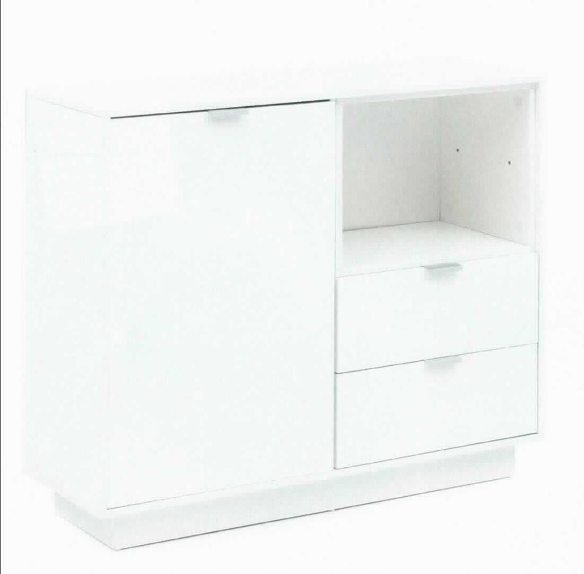 Bei der als "WOHNLING Design Sideboard, Art-Nr. WL5.864", bezeichneten Ware handelt es sich um ein Holzmöbel mit einem Korpus aus melaminharzbeschichteter Spanplatte und den Maßen 60 x 90 x 30 cm (B x H x T). 

Das Erzeugnis besteht im Wesentlichen aus einer rechteckigen, oberen Ablage sowie einem zur Vorderseite geöffneten Regalfach (rechts), zwei darunterliegenden Schubladen und einem großen Türfach links daneben. Die Schubladen sowie die Tür sind jeweils mit einem Griff aus Aluminium ausgestattet.
Das auf den Boden zu stellende Board dient der Aufnahme von diversen Gegenständen und ist für die dauerhafte Einrichtung in Wohnzimmern vorgesehen.

Die noch nicht zusammengesetzte Ware ist in einem Karton verpackt und als "anderes als von den Positionen 9401 und 9402 erfasstes Möbel, aus Holz, von der in Ess- und Wohnzimmern verwendeten Art" einzureihen.