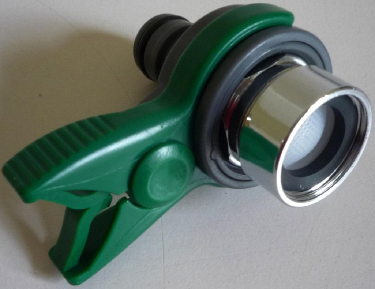 Sog. Hahnverbinder, Art. 8605625,
- aus einem spezifischen, annähernd zylinderförmigen Verbindungselement mit einer Schlauchtülle
  aus Kunststoff und einem Gewindeanschluss aus verchromtem Messing, mit einem integrierten
  Filtersieb und Dichtungsring sowie einem Klemmgriff (Abbildung siehe Anlage),
- zum Verbindung eines Schlauchs mit einem Wasserhahn sowie zum Filtrieren und Reinigen
  des durchfließenden Wassers.
Der Filter bestimmt den Charakter des Ganzen.

"Apparat zum Filtrieren oder Reinigen von Flüssigkeiten (Wasser), keine Ware der Codenummern
 8421 2100 10 0 oder 8421 2100 20 0 (zusammengesetzte Ware aus Filter - charakterbestimmend -
 und Schlauchverbindungsstück aus Metall) - sog. Hahnverbinder"