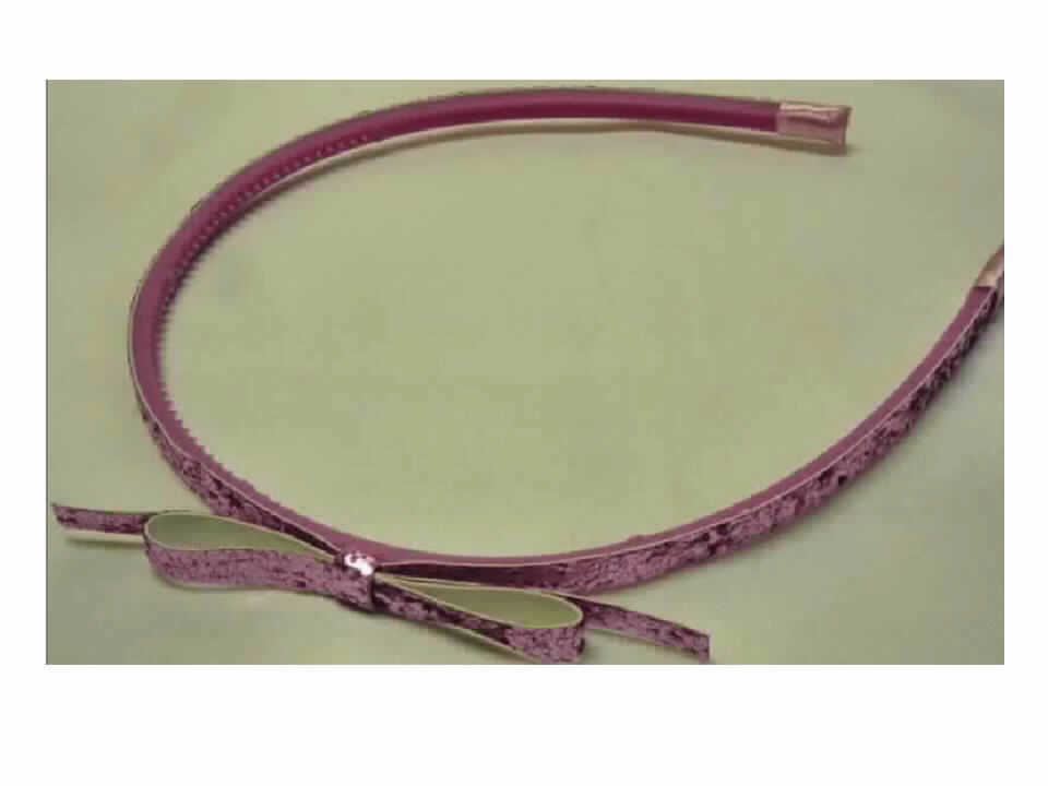 Bei dem sog. LAN 11860 Haarreif mit Glitzerschleife, handelt es sich um einen Haarreif, der aus einem ca. 0,5 cm breiten, gebogenen, der Kopfform angepassten, an den Enden offenen Kunststoffreif besteht. Auf der Innenseite ist er in der oberen Hälfte mit Zähnen zum Halten im Haar versehen. Auf der Oberseite ist der Reif mit einem Spinnstoffband, das mit Kunststoffplättchen beklebt ist und mit einer gleichartigen, nicht über die Abmessungen des Haarreifs hinausragende Schleife verziert. 
Die Ware wird zum Zusammenhalten des Haares und zugleich als Schmuck verwendet.
Der Kunststoff bildet insbesondere aufgrund seiner Bedeutung für die Verwendung (Zusammenhalten des Haares)
den charakterbestimmenden Stoff.
Es ist mit einem Kunststoffetikett aufgemacht.

Diese Ware ist als "haarspangenähnliche Ware aus Kunststoff" einzureihen.

Anlage: eine Abbildung