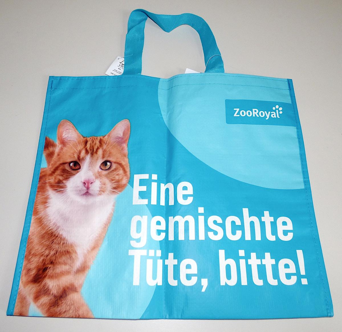 Einkaufstasche, sog. Permanent-Tragetasche, Foto siehe Anlage,
- mit einer Außenseite aus Kunststofffolien (bedruckt),
- - mit bloßem Auge wahrnehmbar,
- - auf einer Unterlage aus Geweben aus Streifen aus synthetischer Spinnmasse (Streifengewebe),
- mit vier angenähten Tragegriffen aus Spinnstoff,
- oben offen; ohne Verschluss,
- - ungefüttert; ohne Inneneinteilung,
- mit den Abmessungen: ca. 45 cm (Breite) x 39 cm (Höhe) x 20 cm (Tiefe).

"Einkaufstasche, mit Außenseite aus Kunststofffolien"