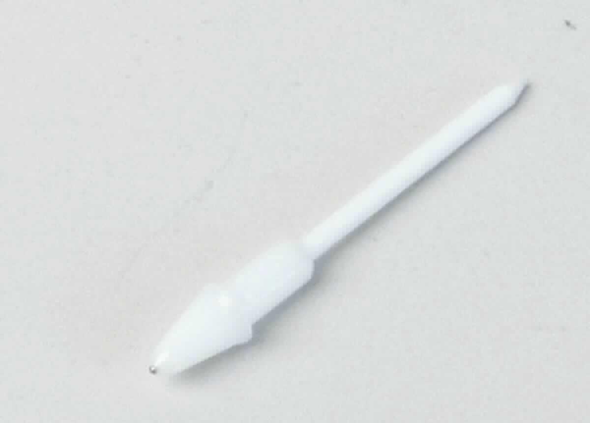 Bei der Ware handelt es sich um die Spitze einer Kugelschreibermine. Die aus Kunststoff bestehende Spitze ist 12 mm lang und hat einen Durchmesser von 3 mm. Sie wird zusammen mit einem Tintenleiter und einer Kugel in einem Tintenkugelschreiber (nicht Gegenstände der vZTA-Entscheidung) verwendet.

Die Ware ist als "erkennbares, anderes Teil eines Kugelschreibers, keine Schreibfedern und Schreibfederspitzen" einzureihen.