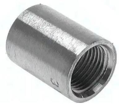 Rohrverbindungsstück aus Stahl; Muffe

Bei der Ware handelt es sich den Angaben nach um eine Anschweißmuffe aus Stahl. Die Ware hat einen Außendurchmesser von 39,5 mm und eine Länge von 20 mm. Die Muffe ist gemäß Norm DIN 2986 gefertigt. Sie weist eine blanke Oberfläche auf. Das Innengewinde ist durchgehend.

Die Ware wird nach ihrer stofflichen Beschaffenheit als Rohrformstücke, Rohrverschlussstücke und Rohrverbindungsstücke (z. B. Bogen, Muffen), aus Eisen oder Stahl, andere, Bogen, Winkel und Muffen, mit Gewinde, Muffen, in den TARIC-Code 7307 9210 00 eingereiht.