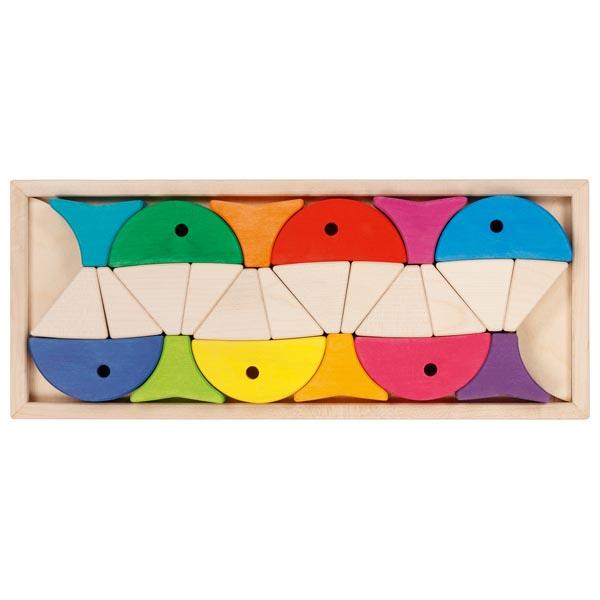 Bei der vorliegenden Ware ("Artikel 1954 - Legespiel & Baustein Fische, unverpackt") handelt es sich um ein Baukastenspielzeug, bestehend aus 24 Bausteinen in unterschiedlichen Formen und Farben.
Die Bausteine sind aus Holz gefertigt und können so aneinander bzw. aufeinander gesetzt werden, dass verschiedene Bauwerke bzw. Figuren (z.B. Fische) entstehen.
Die Ware dient der spielerischen Unterhaltung und ist in einem Holzrahmen eingelegt sowie mit weißem Softpapier umwickelt.

Derartige Erzeugnisse werden zolltarifrechtlich als "Baukastenspielzeug, nicht aus Kunststoff, nicht handgearbeitet aus Holz" eingereiht.