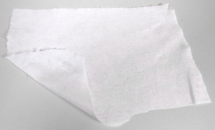 Es handelt bei der vorlegten Probe um ein einlagiges Vlies aus nicht versponnenen Fasern. Das Vlies weist eine gewirkeähnliche Oberflächenstruktur auf. Es besteht nach den Angaben der Antragstellerin aus papiermäßig aufgeschlossenem Zellstoff (gewichtsmäßig vorherrschend) und Tencel (Chemiefasern aus regenerierter Cellulose). Das Vlies soll zu im sanitären Bereich eingesetzten Feuchttüchern weiterverarbeitet werden und wird in Rollen mit einer Breite von weniger als 36 cm eingeführt.

Derartige Erzeugnisse gehören als "Vliese aus Zellstofffasern, von der im Haushalt oder zu sanitären Zwecken verwendeten Art, in Rollen mit einer Breite von 36 cm oder weniger, andere als in den Unterpositionen 4818 10 10 bis 4818 90 10 genannte" zum TARIC-Code 4818 90 90 00, da es sich zolltarifrechtlich um eine aus verschiedenen Stoffen zusammengesetzte Ware handelt, deren wesentlicher Charakter nach dem Gewicht durch den Papierhalbstoff bestimmt wird.