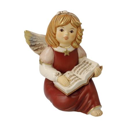 Nach den Angaben der Antragstellerin sowie dem vorliegenden Warenmuster handelt es sich um eine sitzende Engelsfigur aus Steingut. Die ca. 10 cm große, geflügelte Engelfigur ist mit einem langen Gewand (champagner- oder bordeauxfarben) bekleidet und und hält ein Gesangsbuch in den Händen (Verkündigungsengel).

Derartig gestaltete Erzeugnisse dienen nach althergebrachter Tradition der Ausgestaltung der Weihnachtszeit.

Die Ware ist in einem Pappkarton verpackt.

Zolltarifrechtlich handelt es sich um einen „Weihnachtsartikel, nicht aus Glas:“