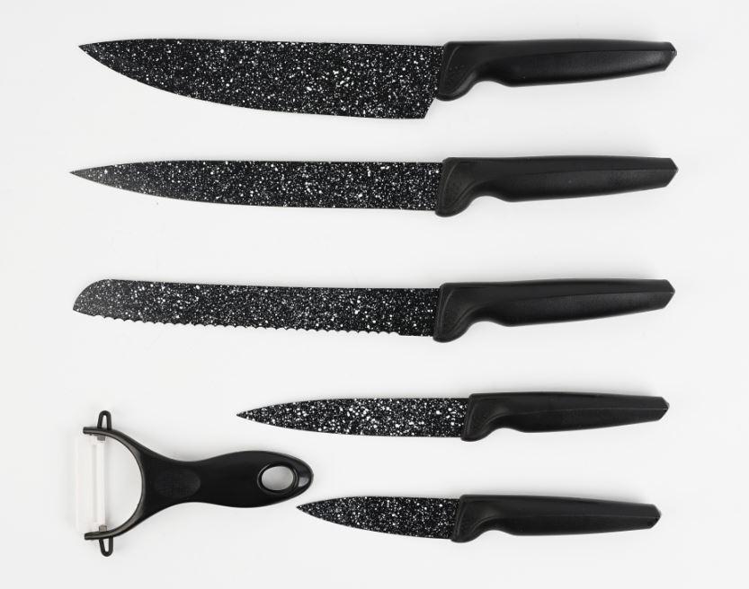 "Messerset 6-tlg. inkl. Sparschäler"

Warenzusammenstellung in Aufmachung für den Einzelverkauf, bestehend aus

- einer Zusammenstellung aus fünf verschiedenartigen Messern (Kochmesser, Brotmesser, Schäl-
  messer, Universalmesser, Tranchiermesser), mit farbig beschichteten Klingen aus nicht rostendem
  Stahl mit unterschiedlichen Klingenlängen und -formen, jeweils mit schneidender, feststehender
  Klinge mit Glatt- bzw. Wellenschliff, einzeln in Pappe verpackt (Pos. 8211)

- einem Y-förmigen Keramikschäler mit beweglich schneidender Klinge, am oberen Ende mit einem
  Öseloch versehen (Pos. 6912)

- gemeinsam in einem bedruckten Pappkarton verpackt

- Die Messer bestimmen im Hinblick auf die Menge und den Wert den Charakter der Warenzusammenstellung.

Abbildung siehe Anlage.

Derartige Erzeugnisse gehören als "Zusammenstellungen von Messern mit schneidender Klinge aus
unedlem Metall, auch gezahnt, keine Messer der Position 8208" zur Codenummer 8211 1000 00 0 des
Zolltarifs.