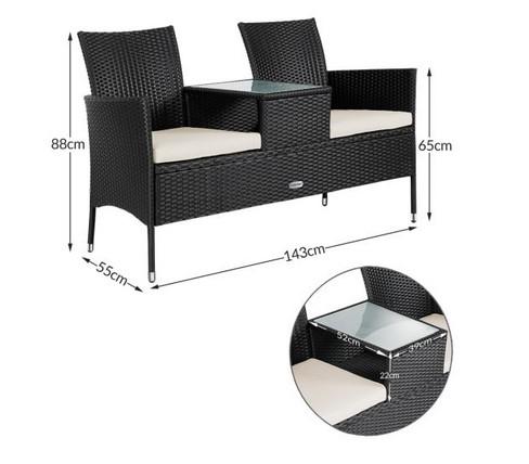 Es handelt sich bei der sog. „Polyrattan Kinobank" um eine ca. 143 x 55 x 88 cm (B x T x H) große Sitzbank mit zwei passenden, lose auflegbaren Sitzpolstern.
Die Bank besitzt ein vierbeiniges Gestell aus Metall, dass vollständig mit Polyrattan bespannt ist, eine mittig erhöhte Ablagefläche, zwei daran angrenzende Rückenlehnen sowie zwei seitliche Armlehnen.
Das auf den Boden zu stellende Möbel dient als Einrichtungsgegenstand auf z.B. Terrassen.

Die Ware ist als "anderes als von der Position 9402 erfasstes Sitzmöbel, mit Gestell aus Metall, gepolstert" einzureihen.