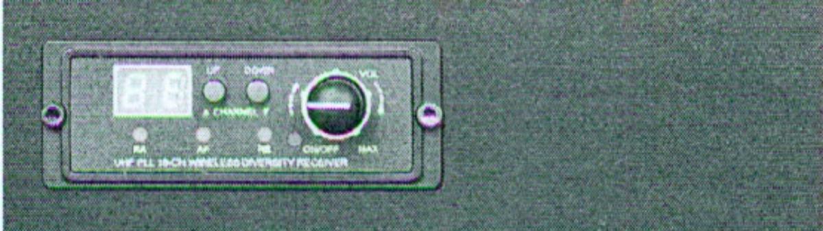 Empfängerbaugruppe UDR-7FD (interne Bezeichnung: DSC-016) (Abbildung s. Anlage)
- aus einer mit Hochfrequenzempfänger, monolithischen integrierten Schaltungen sowie
  weiteren Bauelementen bestückten gedruckten Schaltung in einem Einbaugehäuse mit
  Anzeige, Bedienelementen und Regler (Abmessungen 130 x 70 mm),
- zum Empfangen von Funksignalen im Frequenzbereich von 680 - 960 MHz nach
  Einbau in einen stationären Empfänger (nicht Gegenstand der Auskunft),
- zur Verwendung in drahtlosen Audiosystemen (Funkmikrofonanlagen).

"Anderes Empfangsgerät für Töne, Bilder oder andere Daten, nicht von den Unterpositionen 8517 6100 bis 8517 6920 erfasst, Empfangsgerät für den Funksprechverkehr"