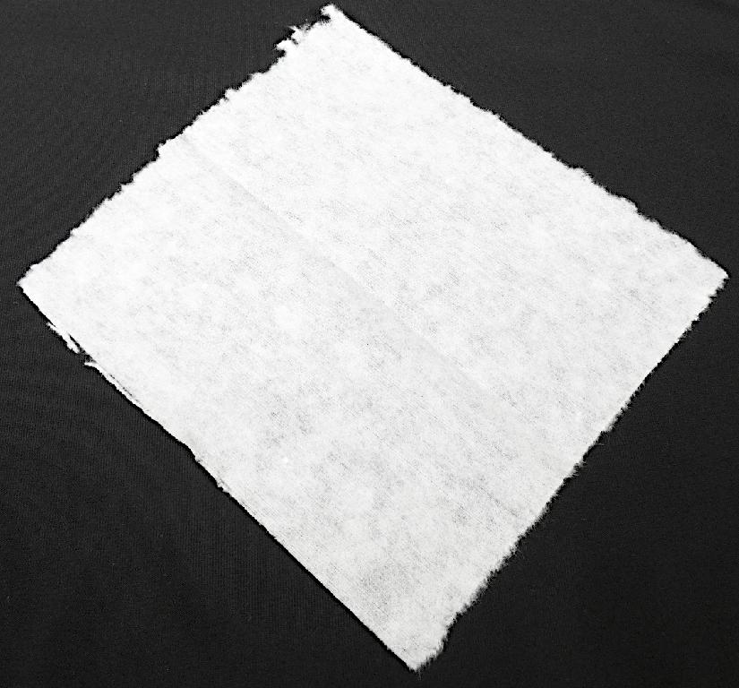 Vliesstoff, sog. Trägermaterial, Foto siehe Anlage,
- als Meterware,
- aus künstlichen Spinnfasern und Zellstofffasern (laut Antrag 80 GHT Lyocell und 20 GHT Zellstoff),
- im Wasserstrahl-Verfahren mechanisch verfestigt,
- keine Filamente und keine heißluftgezogenen (meltblown) Fasern enthaltend,
- weder bestrichen noch überzogen,
- einlagig,
- mit einem Quadratmetergewicht von mehr als 25 g bis 70 g,
- die künstlichen Chemiefasern bestimmen insbesondere im Hinblick auf den Umfang (Menge) den
  wesentlichen Charakter der Ware.

"Vliesstoff, anderer als in den Unterpositionen 5603 11 bis 5603 14 genannte, mit einem
 Quadratmetergewicht von mehr als 25 g bis 70 g, nicht bestrichen oder überzogen, anderer als
 in den Unterpositionen 5603 9290 10 bis 5603 9290 80 genannte"