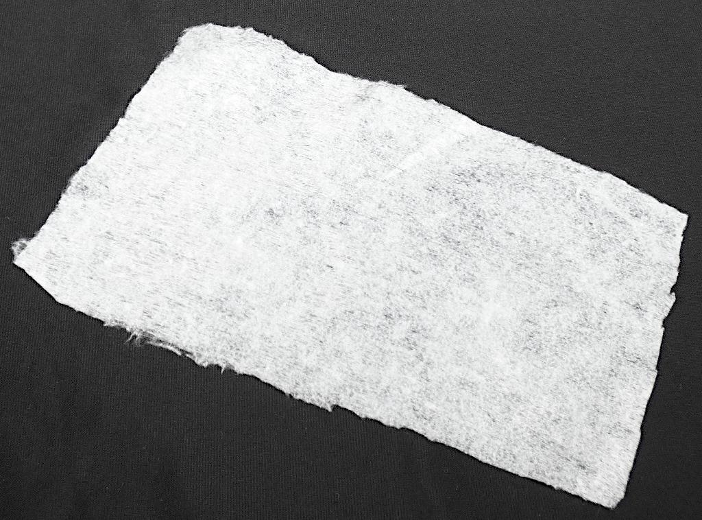 Vliesstoff, sog. Trägermaterial, Foto siehe Anlage,
- als Meterware,
- aus synthetischen und künstlichen Spinnfasern (laut Antrag 80 GHT Polyester und 20 GHT Viskose),
- im Wasserstrahl-Verfahren mechanisch verfestigt,
- keine Filamente und keine heißluftgezogenen (meltblown) Fasern enthaltend,
- weder bestrichen noch überzogen,
- einlagig,
- mit einem Quadratmetergewicht von mehr als 25 g bis 70 g.

"Vliesstoff, anderer als in den Unterpositionen 5603 11 bis 5603 14 genannte, mit einem
 Quadratmetergewicht von mehr als 25 g bis 70 g, nicht bestrichen oder überzogen, anderer als
 in den Unterpositionen 5603 9290 10 bis 5603 9290 80 genannte"