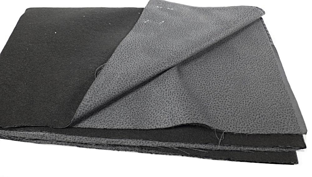 Textillaminat, Foto siehe Anlage,
- als Meterware, laut Antrag mit einer Breite von 145 cm,
- laut Untersuchungsergebnis:
-- aus zwei mit ihrer ganzen Fläche aufeinander liegenden und so miteinander durch Kleben
   verbundenen Lagen:
--- mit einer Oberlage (Schauseite):
---- aus einem gerauten und bedruckten Gewebe aus ungezwirnten, nicht hochfesten Garnen, 
----- mit Kettgarnen aus texturierten synthetischen Filamenten (Polyester),
----- mit Schussgarnen aus dickeren, synthetischen Filamenten (Polyester) und synthetischen Mikro-
      Spinnfasern (Polyester), 
---- mit einem Gesamtanteil an:
----- synthetischen Filamenten von ca. 60 GHT,
----- synthetischen Spinnfasern von ca. 40 GHT,
---- in Atlasbindung,
--- mit einer Unterlage:
---- aus einem Nadelfilz,
---- aus synthetischen Chemiefasern,
- insbesondere im Hinblick auf die Bedeutung in Bezug auf die Verwendung verleiht das die
  Schauseite bildende Gewebe der Ware ihren wesentlichen Charakter.

"Gewebe aus Garnen aus synthetischen Filamenten, anderes als in den Unterpositionen 
 (HS) 5407 10 bis 5407 84 genannte, bedruckt"