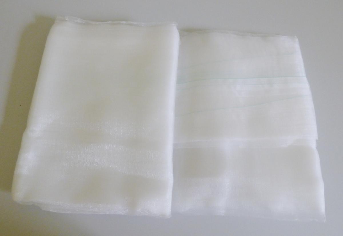 Gewebe, sog. Insektenschutznetz, Art. 8534229, Foto siehe Anlage,
- in einem Polybeutel mit bedrucktem Papiereinleger verpackt,
- rechteckig zugeschnitten; laut Antrag in den Abmessungen von 200 cm x 500 cm,
- aus ungezwirnten, nicht hochfesten Garnen aus synthetischen Monofilamenten (laut Antrag
  Polyethylen),
- roh,
- in Leinwandbindung,
- dient laut Antrag zur Verwendung als Insektennetz zum Schutz von Beeten,
- lediglich rechteckig zugeschnitten, stellt sich damit als Gewebe dar, somit keine Ware der Position 5608.

"Gewebe aus Garnen aus synthetischen Filamenten, anderes als in den Unterpositionen 5407 10
 bis 5407 69 genannte, mit einem Anteil an synthetischen Filamenten von mehr als 85 GHT, roh"