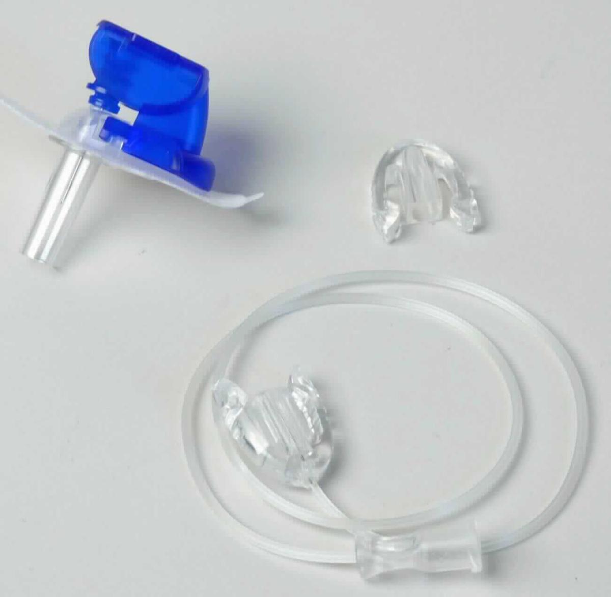 Kanülen-Schlauch-System für eine Insulinpumpe (Infusionsset), sog. Accu-Chek FlexLink, Mat.-Nr. 04626427001, noch nicht zusammengesetzt, im Wesentlichen bestehend aus 
- einem ca. 33,5 cm langen, transparenten Kunststoffschlauch, welcher auf einer Seite mit einem speziellen Anschlussstück (Kupplung) zur Befestigung am Adaptergriff der Kanüle und auf der anderen Seite mit einem Luer-Anschluss zum Eindrehen in den Adapter einer Insulinpumpe (nicht Gegenstand dieser vZTA-Entscheidung) versehen ist,
- einer biegsamen Kanüle aus Metall mit Schutzhülle mit einem Kanülengehäuse mit darunter befindlicher, selbsthaftender, annähernd  ovaler, pflasterartiger Auflage zur Fixierung auf der Haut des Patienten, einem blauen Adaptergriff und einem Haltegriff der Führungsnadel, 
- einer Verschlusskappe aus Kunststoff (beiliegend, De-minimis), zum Abdecken des Kupplungsendes während einer Unterbrechung der Infusion, z. B. beim Wechsel des Sets.
Äußere Form: siehe Abbildung in der Anlage.
Die Vorrichtung dient der über eine Insulinpumpe gesteuerten kontinuierlichen Abgabe von Insulin in das Unterhautfettgewebe bei Diabetikern.  

Die Ware, welche steril in einer Bilsterverpackung untergebracht ist, wird als "medizinisches Instrument in Form einer Kanüle, nicht von den Unterpositionen (KN) 9018 3110 bis 9018 3290 erfasst" eingereiht.