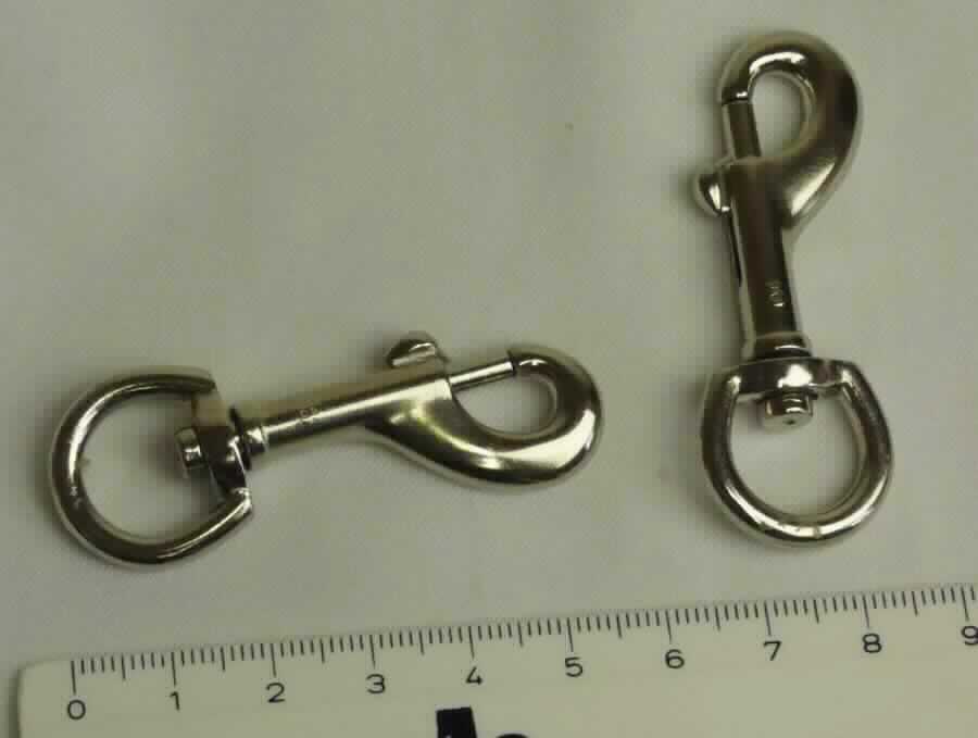 Es handelt sich um etwa 43 mm lange Karabinerhaken mit Drehgelenk und Federverschluss aus Zink, die im Bereich des Verschlusses teilweise aus anderen unedlen Metallen bestehen.
Zink herrscht gewichtsmäßig gegenüber jedem anderen unedlen Metall vor.
- Antragstellerangaben -

Abbildung siehe Anlage.

Derartige Erzeugnisse gehören als "andere Waren aus Zink" zur Codenummer 7907 0000 00 0 des Zolltarifs.