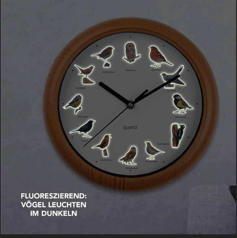 Bei der sog. Wanduhr mit Vogelstimmen handelt es sich um eine ca. 245 x 35 mm (Durchmesser x Dicke) große, runde, elektrisch betriebene Wanduhr aus Edelstahl, Glas und Kunststoff mit Stunden-, Minuten- und Sekundenzeiger. Auf dem weißen Zifferblatt ist eine Stundenunterteilung in Form von Punkten und fluoreszierenden Abbildungen von heimischen Vögeln. Auf der Rückseite der Uhr befindet sich ein Kunststofffach zur Aufnahme des Uhrwerks, eines Lautsprechers zur Wiedergabe von Vogellauten zu voller Stunde und der Batterie.

Das Quarz-Uhrwerk besitzt die Maße 55 x 55 mm (Länge x Breite) und stellt sich damit nicht als Kleinuhr-Werk dar.

Das Erzeugnis ist in einem bedrucken Karton für den Einzelverkauf verpackt

Die Ware ist als „andere als von den Positionen 9101 bis 9104 erfasste Uhr, Wanduhr, elektrisch betrieben“ einzureihen.