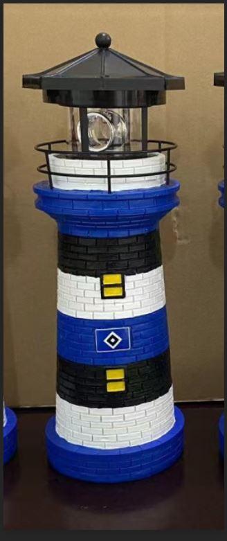 Nach den Antragsangaben sowie dem vorgelegten Warenmuster handelt es sich um einen Dekorationsartikel (sog. "Solar-Leuchte Leuchtturm") in Form einer etwa 27 cm großen, schwarz-blau-weiß gestreiften Nachbildung eines Leuchtturms aus Kunststoffen im Sinne der Anmerkung 1 zu Kapitel 39. Die Vorderseite ist zusätzlich mit dem Logo eines Fußballvereins (HSV) verziert. Die Ware verfügt über ein Solarpanel, ein Leuchtdiode, einen "ON/OFF-Schalter" sowie einen drehbaren "Leuchtspiegel". 

Der Dekorationsartikel aus Kunststoffen bestimmt im Hinblick auf den Umfang, die Zierwirkung und das äußere Erscheinungsbild den Charakter der zusammengesetzten Ware. 

Eine Einreihung als Beleuchtungskörper der Position 9405 kommt nicht in Betracht, da die Ware nicht der Umgebungserhellung dient und die integrierte Beleuchtung lediglich die Zierwirkung der Ware erhöht.

Die Ware ist in einem bedruckten Karton verpackt.

Derartige Waren werden zolltarifrechtlich als "andere Waren aus Kunststoffen; Statuetten und andere Ziergegenstände" eingereiht.

​