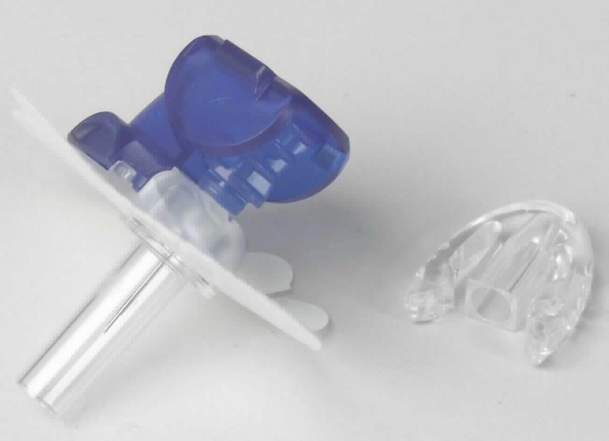 Kanüle, sog. Accu-Chek FlexLink Cannula, Mat.-Nr. 04626567001, im Wesentlichen bestehend aus 
- einer biegsamen Kanüle aus Metall mit Schutzhülle mit einem Kanülengehäuse mit darunter befindlicher, selbsthaftender, annähernd  ovaler, pflasterartiger Auflage zur Fixierung auf der Haut des Patienten, einem blauen Adaptergriff und einem Haltegriff der Führungsnadel, 
- einer Verschlusskappe aus Kunststoff (beiliegend, De-minimis), zum Abdecken des Kupplungsendes während einer Unterbrechung der Infusion, z. B. beim Wechsel des Sets.
Äußere Form: siehe Abbildung in der Anlage.
Am Adaptergriff der Kanüle wird ein transparenter Kunststoffschlauch (nicht Gegenstand dieser vZTA-Entscheidung), welcher auf einer Seite mit einem speziellen Anschlussstück (Kupplung) versehen ist, befestigt. Dieser Schlauch besitzt auf der anderen Seite einen Luer-Anschluss zum Eindrehen in den Adapter einer Insulinpumpe (ebenfalls nicht Gegenstand dieser vZTA-Entscheidung).
Die Vorrichtung dient der über eine Insulinpumpe gesteuerten kontinuierlichen Abgabe von Insulin in das Unterhautfettgewebe bei Diabetikern.  

Die Ware, welche steril in einer Bilsterverpackung untergebracht ist, wird als "medizinisches Instrument in Form einer Kanüle, nicht von den Unterpositionen (KN) 9018 3110 bis 9018 3290 erfasst" eingereiht.