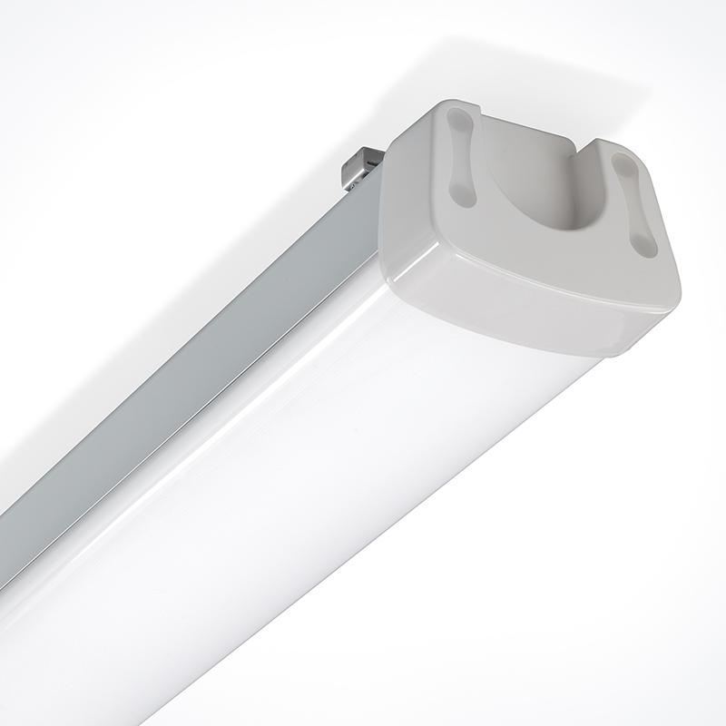Bei den sog.  LED-Werkstatt- und Feuchtraumleuchten handelt es sich um ca. 600 x 89 x 74 mm (L x B x H) große Leuchten, die aus einem Aluminiumgehäuse, einer matten Abdeckung aus Kunststoff, einer integrierten LED-Lichtquelle und elektrischer Ausstattung sowie Montageclips zur Deckenbefestigung bestehen.
Die Ware dient zu Beleuchtungszwecken im Innen- und Außenbereich, Schutzart: IP65.

Der stoffliche Charakter der Ware wird aufgrund der Bedeutung für die Verwendung als stabilitätsverleihendes Element durch die Bestandteile aus unedlem Metall bestimmt.

Es liegen keine Hinweise auf Handfertigung vor.

technische Daten (auszugsweise):
Spannungsbereich: 220 bis 240 V (AC)
Leistung: 20 W
Lichtfarbe: Neutralweiß
Farbtemperatur: 5.500 K
Lichtstrom: 2.000 lm

Das Erzeugnis ist als "elektrische Deckenleuchte, anderweit weder genannt noch inbegriffen, ausschließlich zur Verwendung mit LED-Lichtquellen bestimmt, aus Metall, nicht handgearbeitet, nicht für zivile Luftfahrzeuge" einzureihen.